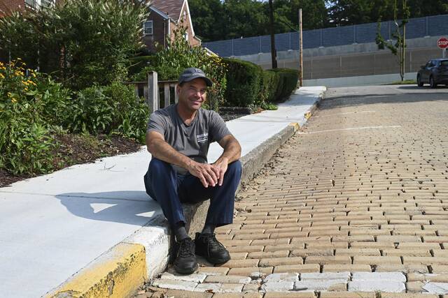 8722492_web1_her-bricks004-080725