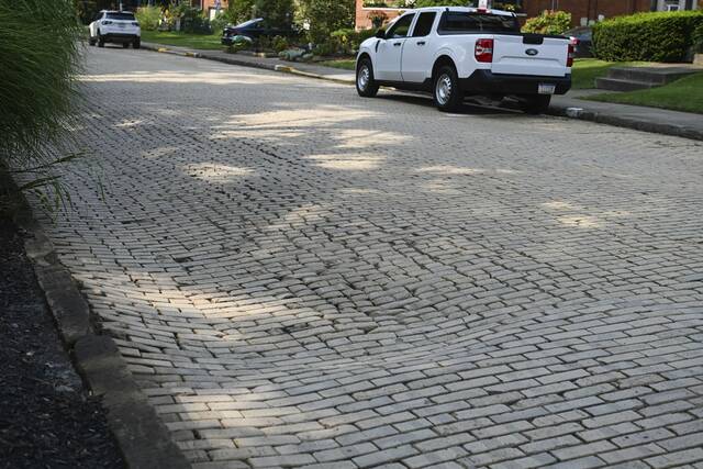 8722492_web1_her-bricks006-080725