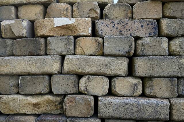 8722492_web1_her-bricks008-080725