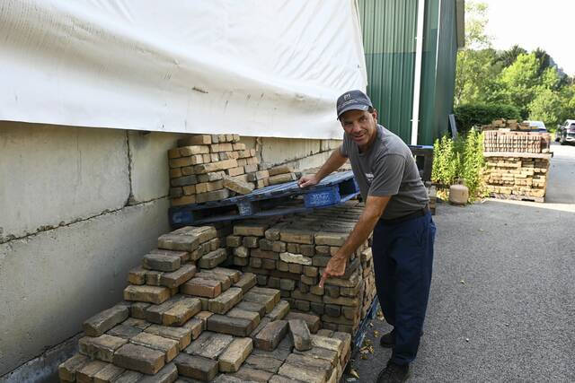 8722492_web1_her-bricks009-080725