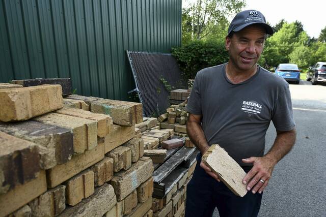 8722492_web1_her-bricks010-080725