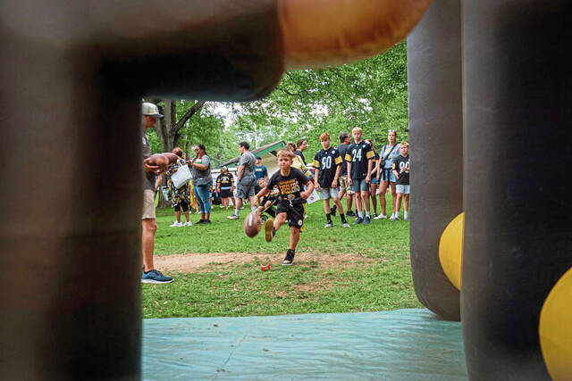 8723316_web1_gtr-SteelersFest11-080205