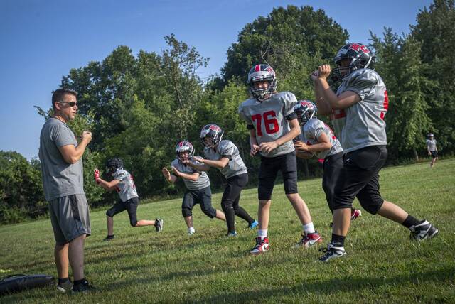 8731069_web1_vnd-youthfootball10