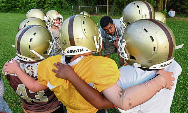 8731069_web1_vnd-youthfootball105