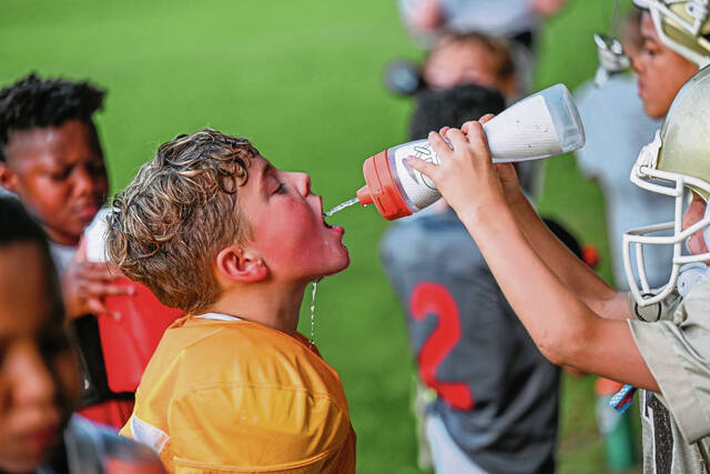 8731069_web1_vnd-youthfootball106