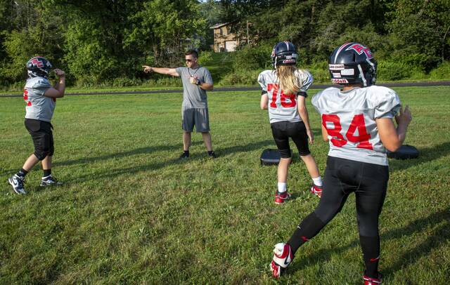8731069_web1_vnd-youthfootball11