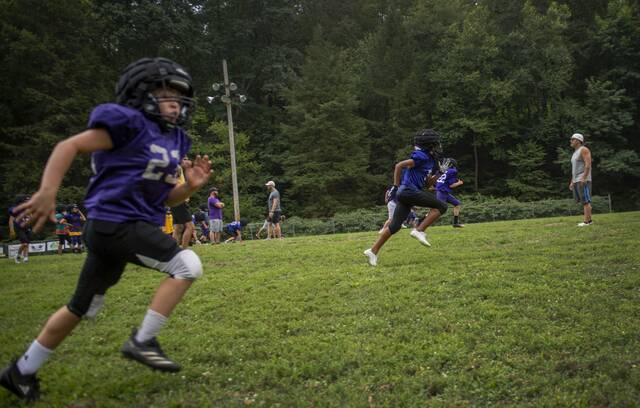 8731069_web1_vnd-youthfootball2-2-