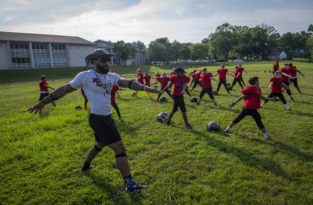 8731069_web1_vnd-youthfootball3
