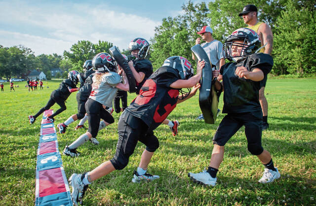 8731069_web1_vnd-youthfootball9