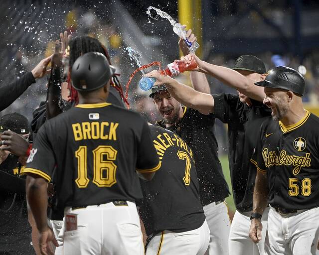 8741590_web1_ptr-BucsGiants12-080525