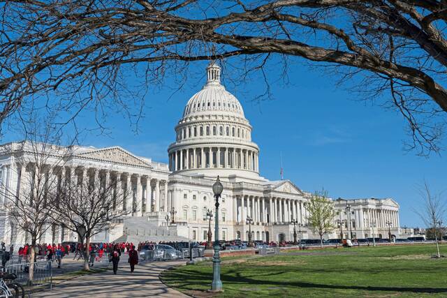 8744520_web1_web-capitolUS-c