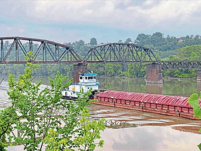 8758333_web1_PTR-Coal-barge-on-Monongahela-River-Hot-metal-bridge-Munhall-2025-001