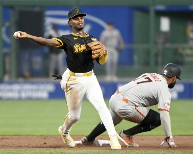 8760632_web1_ptr-BucsGiants09-080525