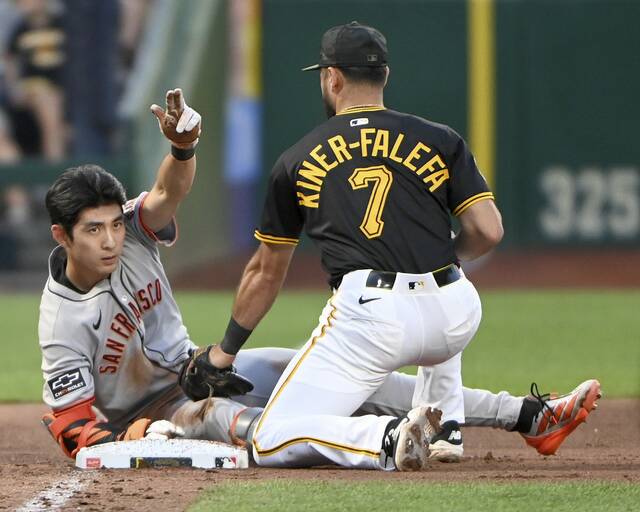 8763650_web1_ptr-BucsGiants03-080525