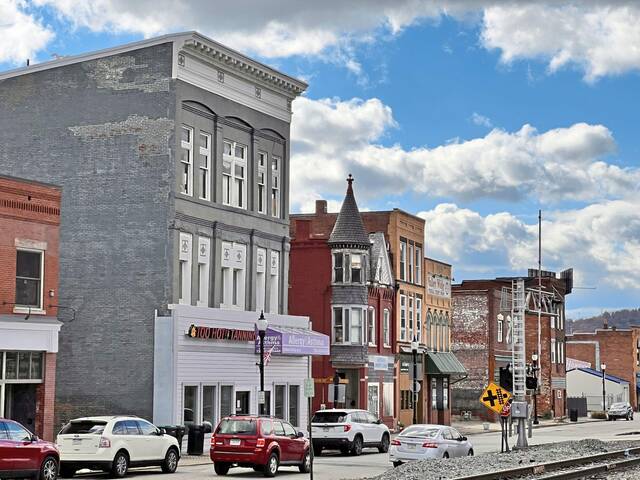 8775198_web1_web-Tarentum-Business-District-110123