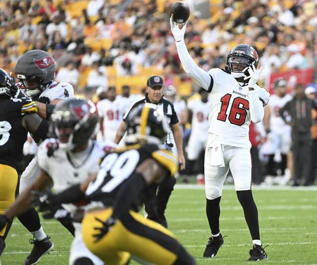 8781695_web1_ptr-SteelersBucs08-081725