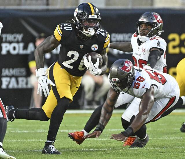 8781695_web1_ptr-SteelersBucs17-081725