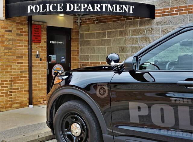 8781989_web1_WEB-Tarentum-police-car-F