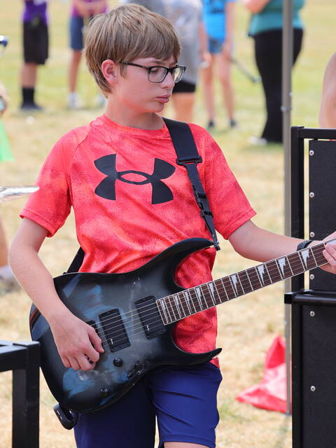 8787443_web1_8-Guitarist