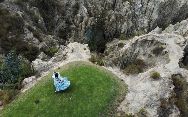8810791_web1_2025-09-30t121139z_1483350491_rc2p1has583l_rtrmadp_3_bolivia-cholitas-golf