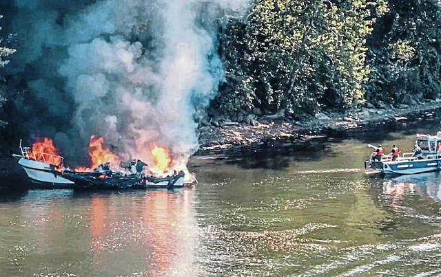 8826045_web1_vnd-boatfire2-090225