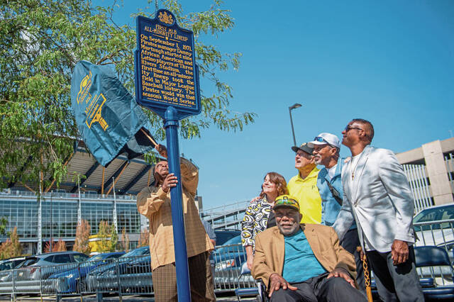 Pirates unveil marker commemorating MLB’s 1st all-minority lineup at Three Rivers Stadium site
