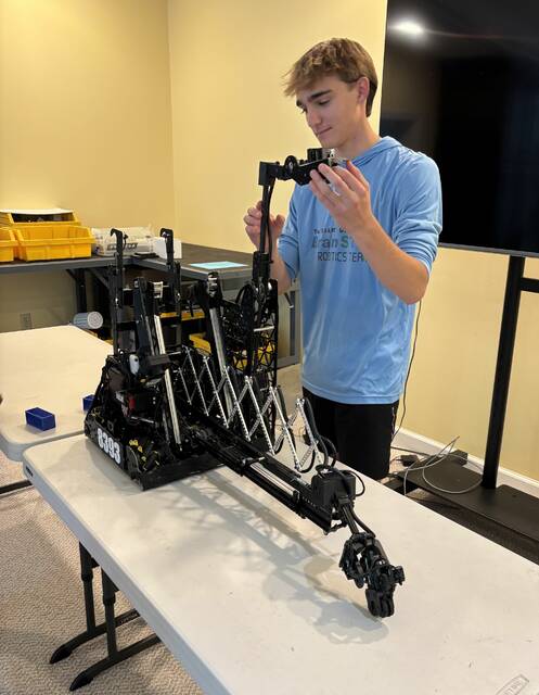 8831667_web1_naj-RoboticsTeam3-091125