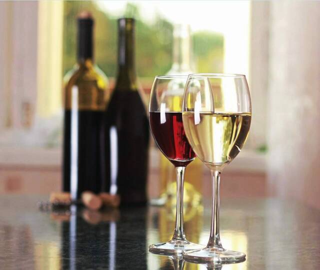8833855_web1_Wine-glasses