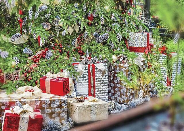 8835280_web1_Christmas-gifts