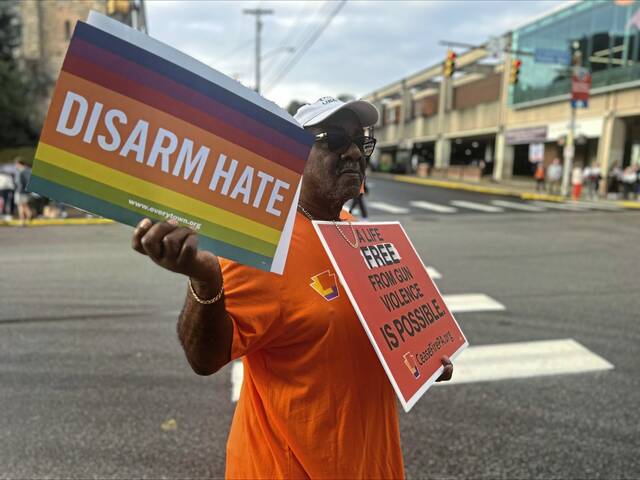 8836628_web1_PTR-GunProtest-090525-001