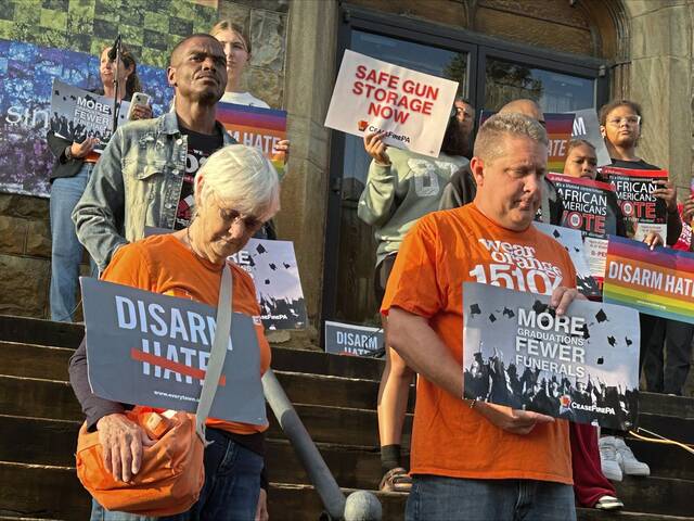 8836628_web1_PTR-GunProtest-090525-002