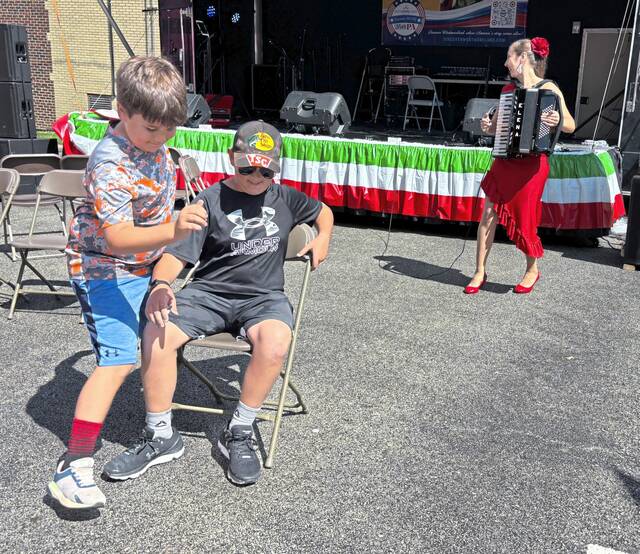 8837606_web1_gtr-latrobefestival-090825-4
