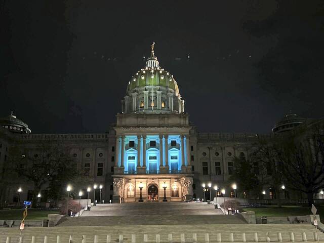 8838306_web1_statecapitol1