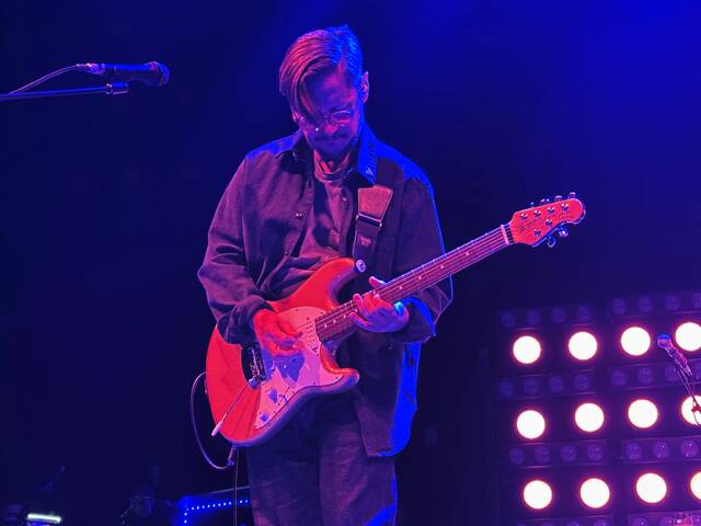 8853393_web1_ptr-RiloKileyGuitar2-091225