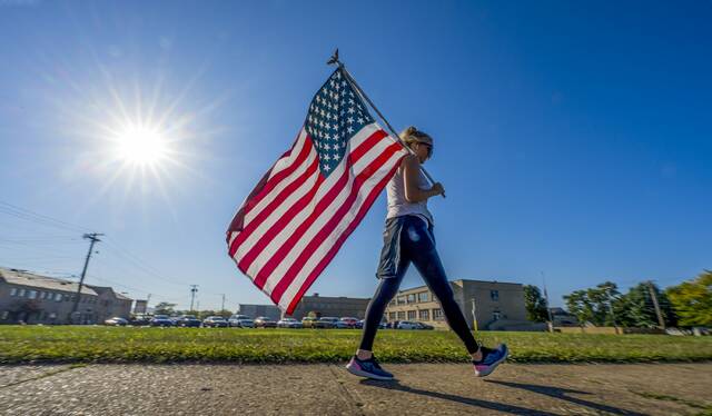 8855121_web1_vnd-movingflag100-091225
