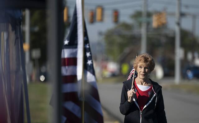 8855121_web1_vnd-movingflag102-091225