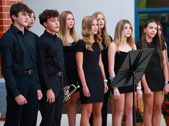 8857347_web1_3-Singers