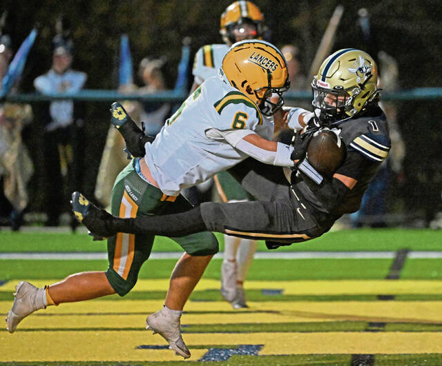 Freeport dominates all phases against Deer Lakes, improves to 4-0