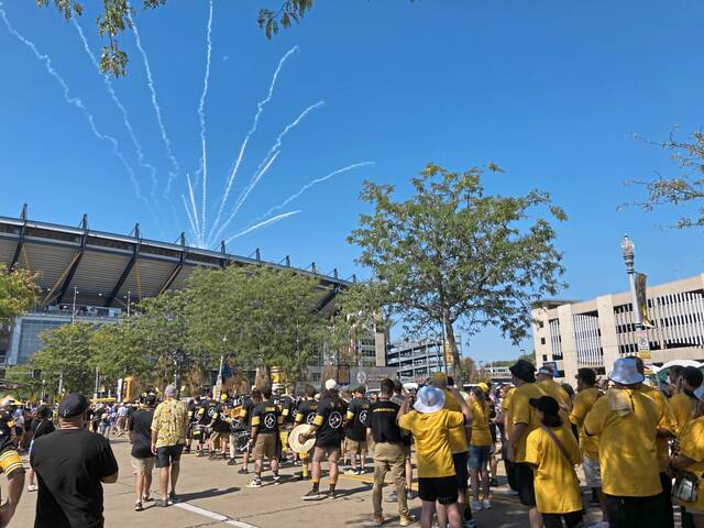 8864304_web1_ptr-SteelersFans9-091525