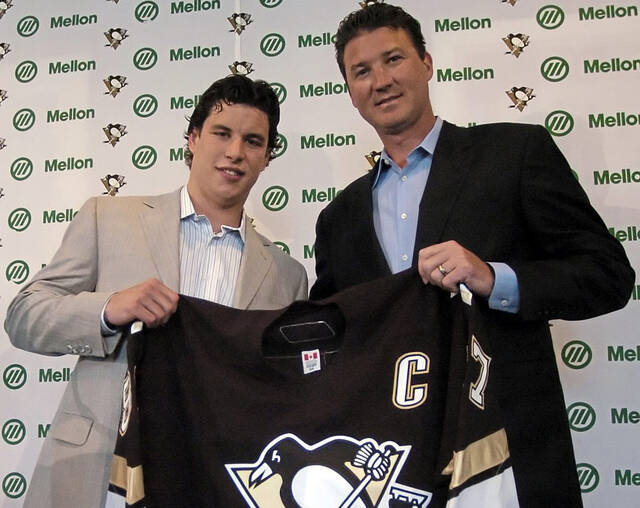 8869560_web1_ptr-nhlcaptainsWb-101221