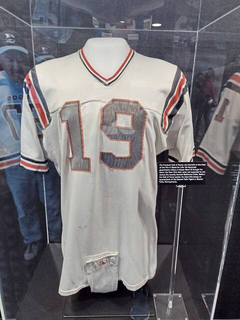 8872328_web1_gtr-HOFNamath-092125