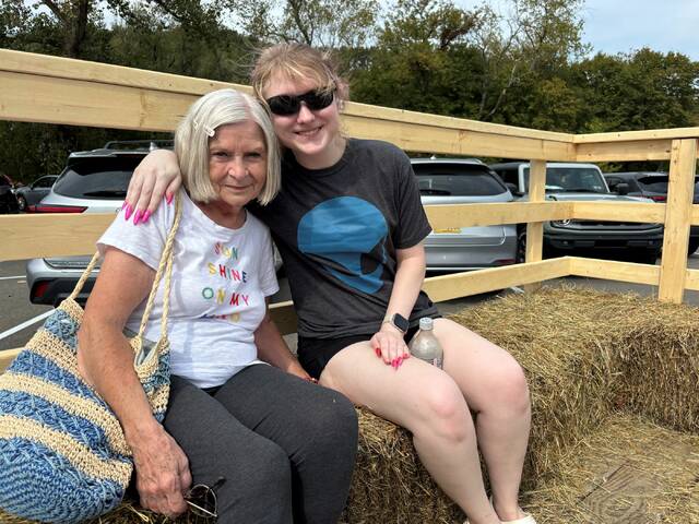 8873164_web1_naj-ComDayHayride-092525