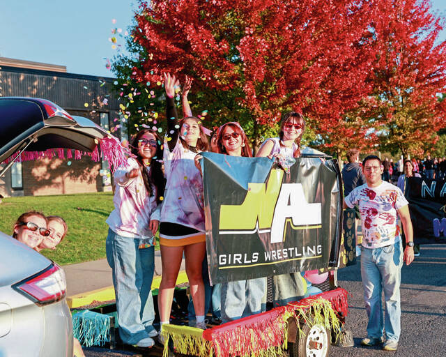 8877898_web1_naj-NAhomecomingWrest-092525