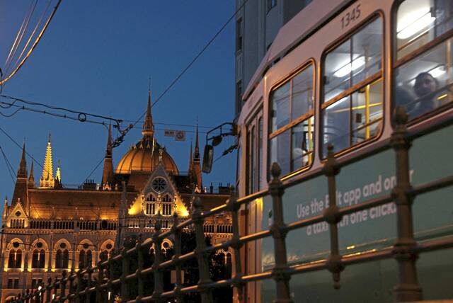 8906820_web1_2025-09-29T115503Z_1641372887_RC2JY9A4LEL0_RTRMADP_3_HUNGARY-RATES