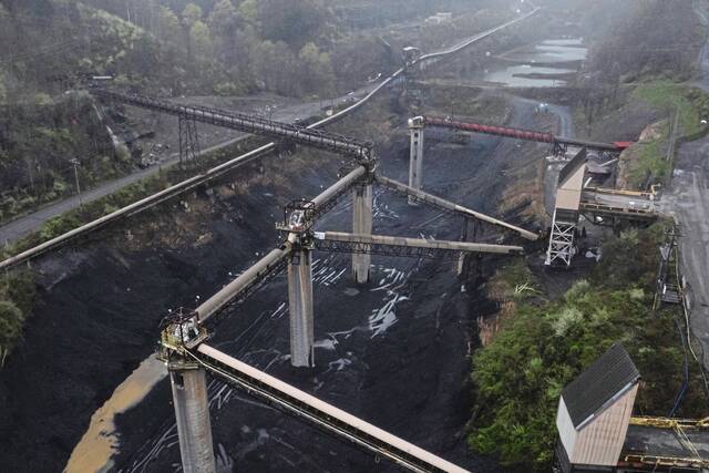 8909913_web1_2025-04-21T100119Z_1269752912_RC2MVDARW4E9_RTRMADP_3_USA-TRUMP-COAL-HEALTH