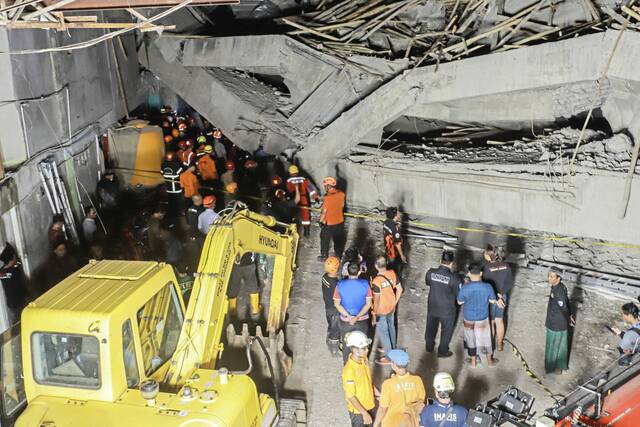 8910209_web1_2025-09-30T031241Z_877311405_RC232HAC4GOP_RTRMADP_3_INDONESIA-DISASTER