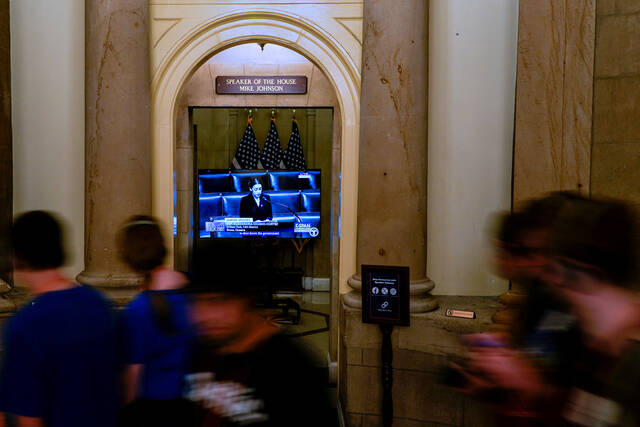 8912505_web1_2025-09-30T202127Z_2041033663_RC2K2HAOQE29_RTRMADP_3_USA-SHUTDOWN