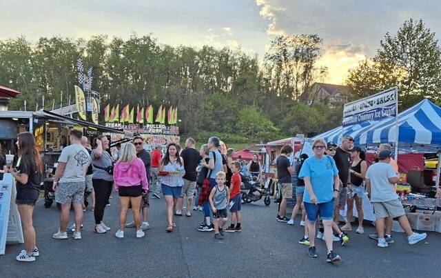 8896345_web1_pts-FallFestival03-100225
