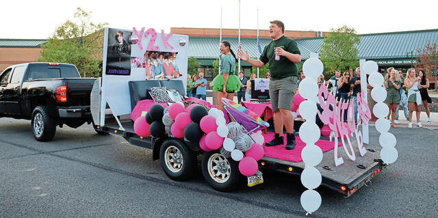 8910831_web1_pcj-HCseniorfloat-102325