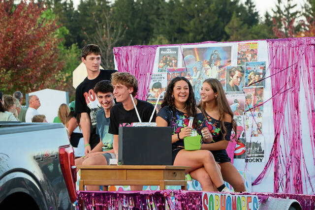 8910831_web1_pcj-HCsophomorefloat-102325